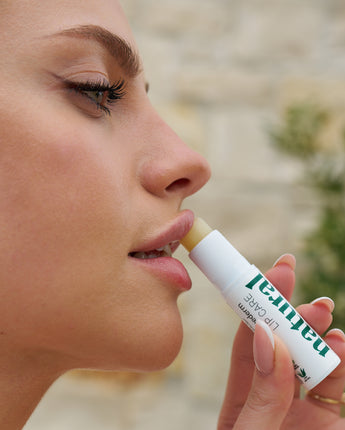 LIP CARE ODŻYWCZA I OCHRONNA POMADKA DO UST