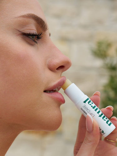LIP CARE ODŻYWCZA I OCHRONNA POMADKA DO UST